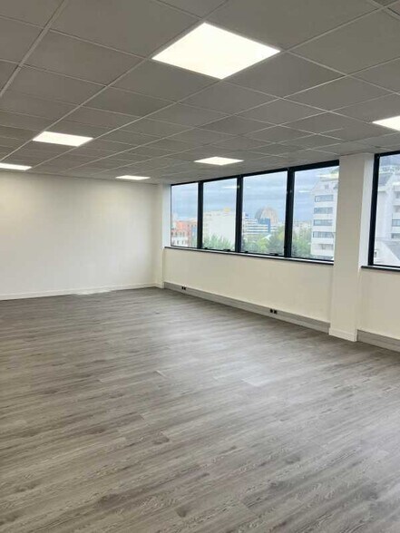Office in Noisy-le-Grand to rent - Interior Photo - Image 3 of 7