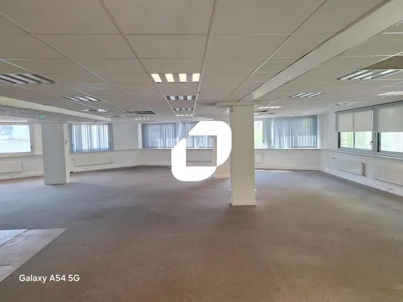 Office in Issy-les-Moulineaux to rent Interior Photo- Image 1 of 10