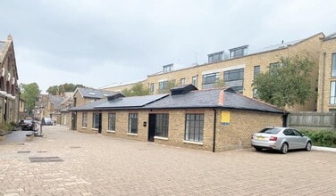 Pump Aly, Brentford to rent Building Photo- Image 2 of 8