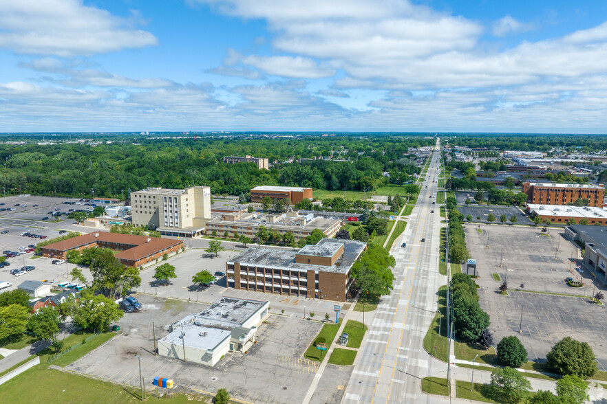 27301 Dequindre Rd, Madison Heights, MI for rent - Building Photo - Image 3 of 7