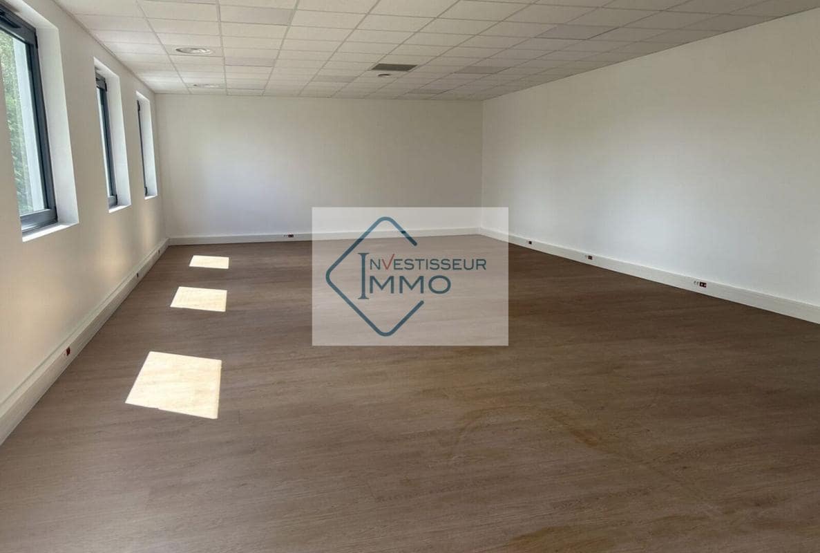 Office in Verrieres Le Buisson to rent Interior Photo- Image 1 of 3