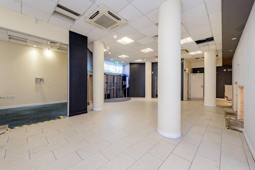 137 Ladbroke Grove, London to rent - Interior Photo - Image 2 of 3