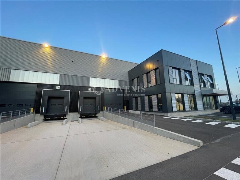 Industrial in Le Bourget to rent - Building Photo - Image 1 of 9