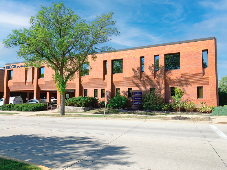 9800 W Bluemound Rd, Wauwatosa, WI for sale - Building Photo - Image 1 of 3