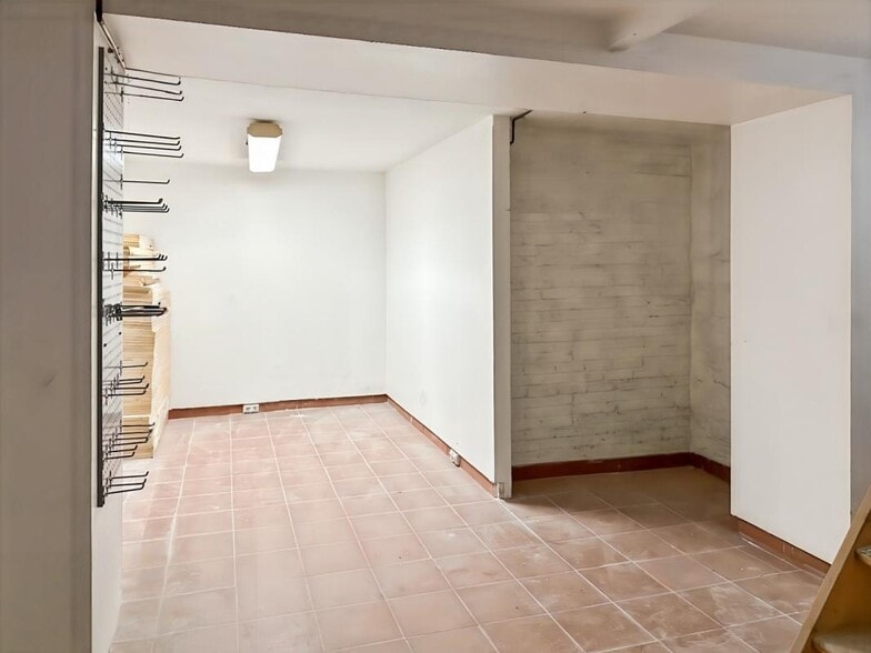 Retail in Paris for sale - Interior Photo - Image 3 of 4