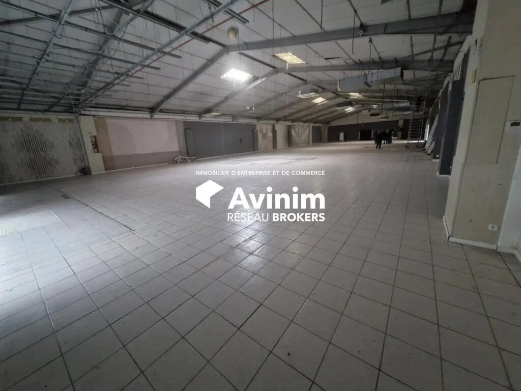Location Commerce 1 200 m² - Photo 1