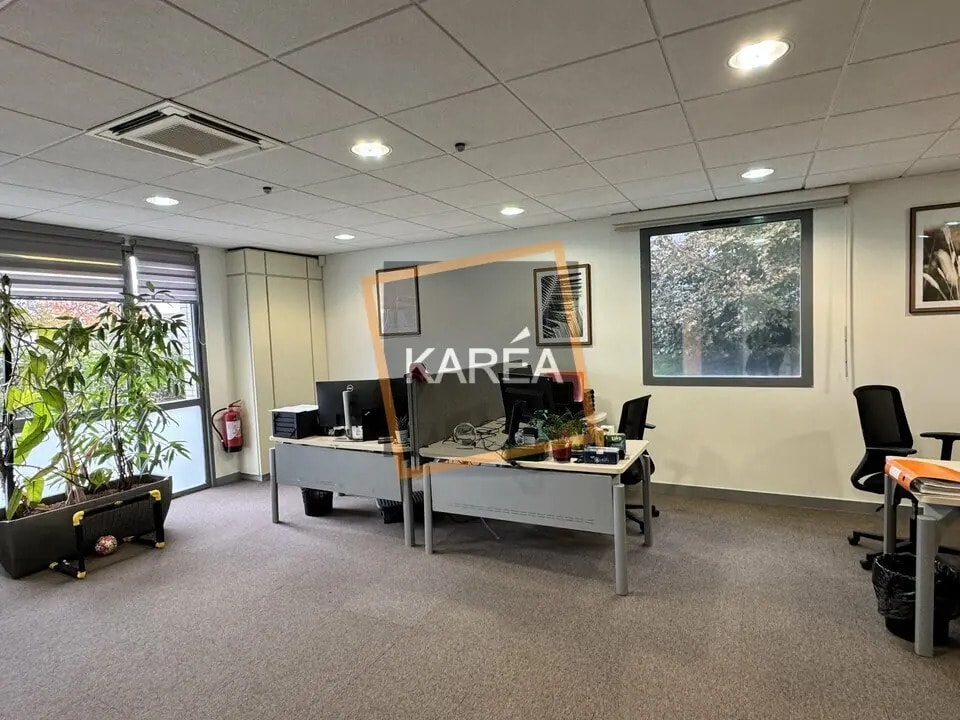 Vente Bureaux 176 m² - Photo 1