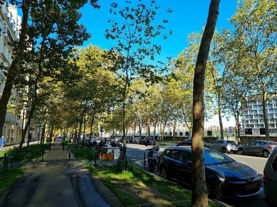 Retail in Paris for sale Building Photo- Image 1 of 11