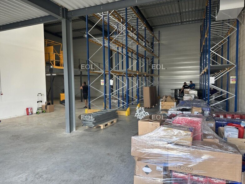 Light Industrial in Servon to rent - Building Photo - Image 3 of 14