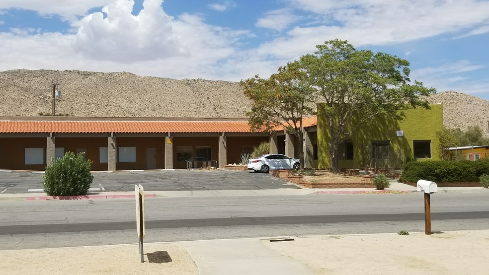 56020 Santa Fe Trl, Yucca Valley, CA for rent - Primary Photo - Image 1 of 5