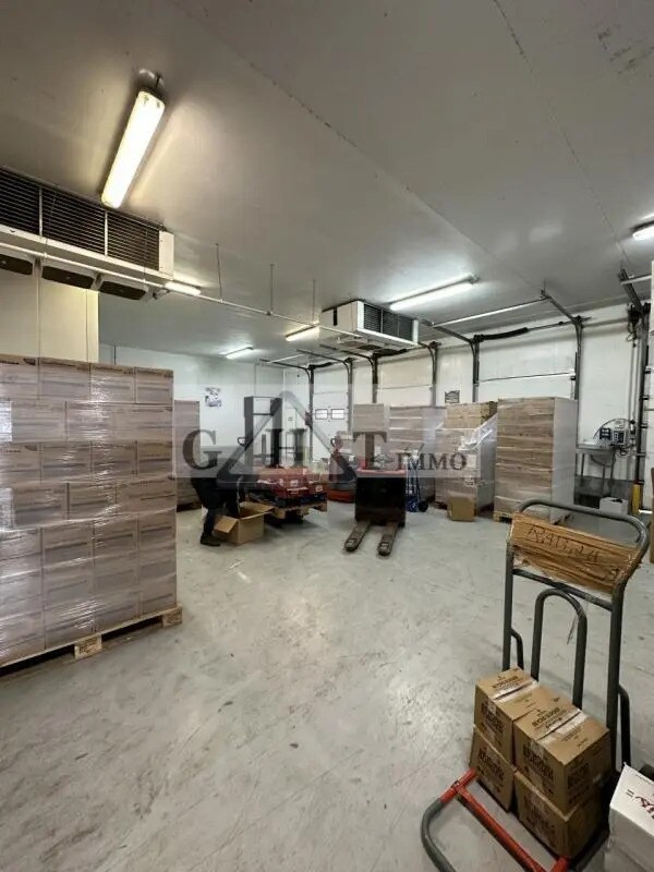 Light Industrial in Montreuil for sale Interior Photo- Image 1 of 6