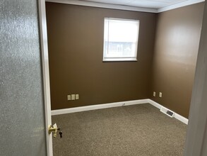 7733 Beechmont Ave, Cincinnati, OH for rent Interior Photo- Image 2 of 4