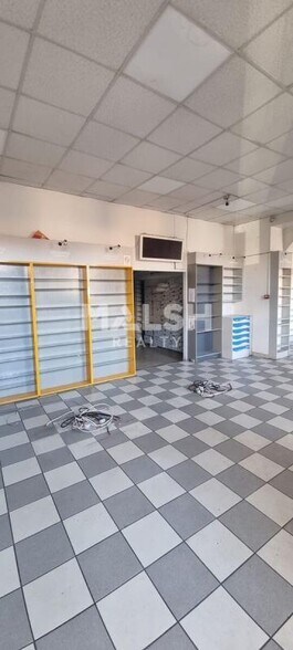 Retail in Saint-Fons to rent - Interior Photo - Image 3 of 5