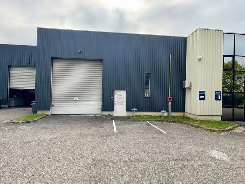 Light Industrial in Genas to rent - Building Photo - Image 2 of 13