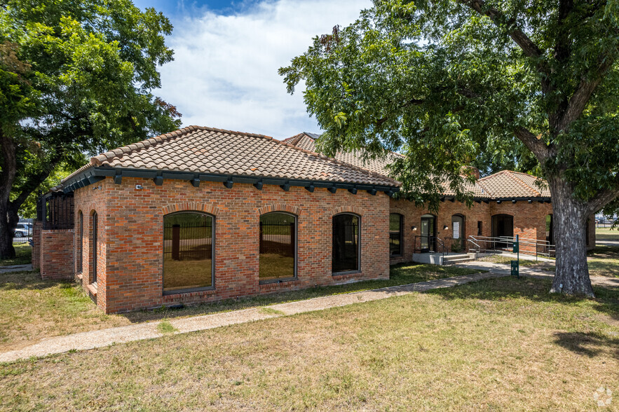 2323 N Walton Walker Blvd, Dallas, TX for rent - Building Photo - Image 1 of 23