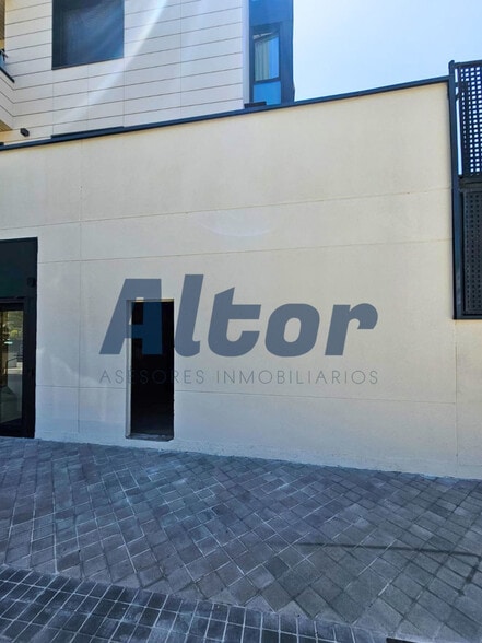 Retail in Madrid, Madrid to rent - Building Photo - Image 2 of 11