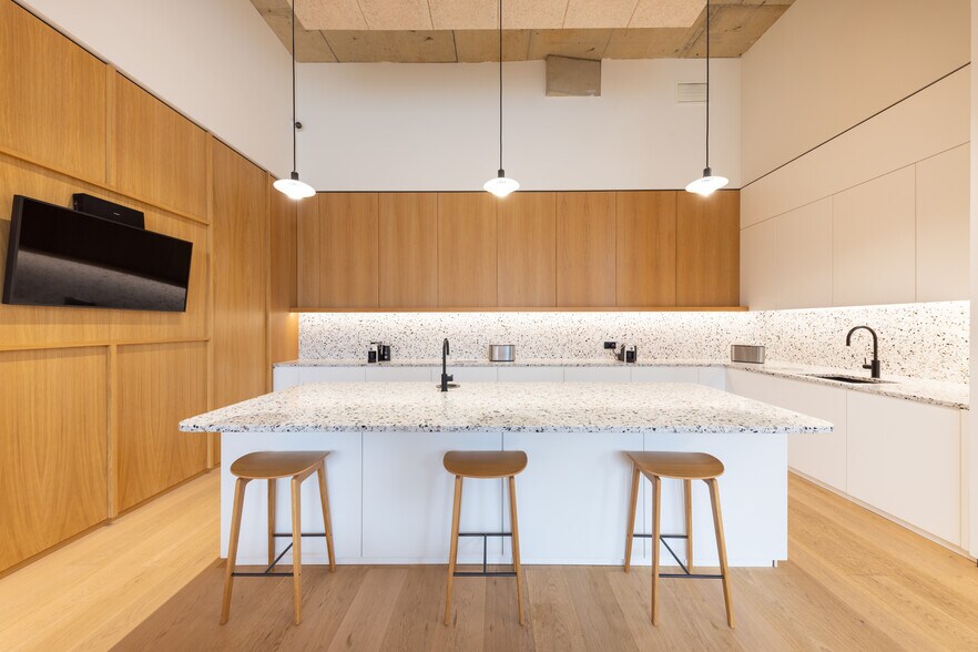 120 The Broadway, London to rent - Interior Photo - Image 2 of 3