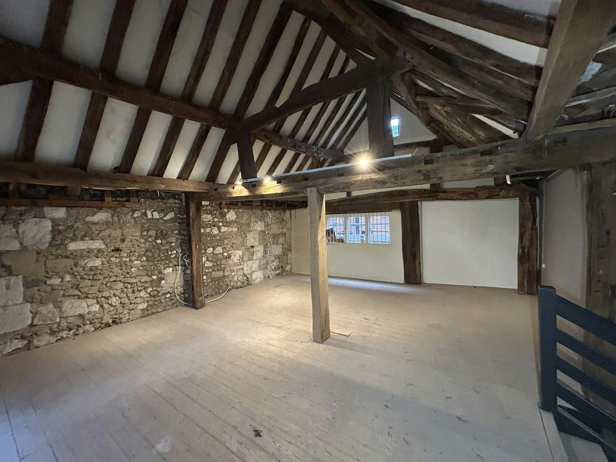 18 The Square, Winchester to rent Building Photo- Image 1 of 3