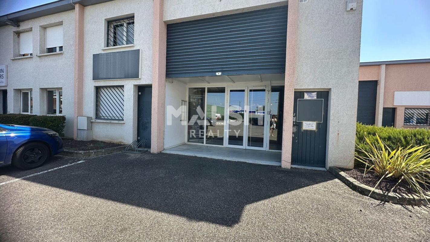 Light Industrial in Décines-Charpieu to rent Building Photo- Image 1 of 14