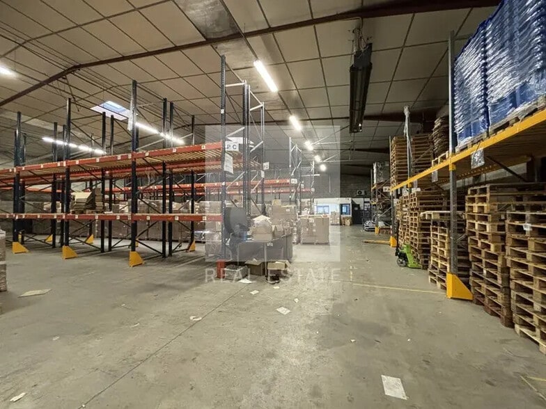 Light Industrial in Chassieu to rent - Interior Photo - Image 3 of 12