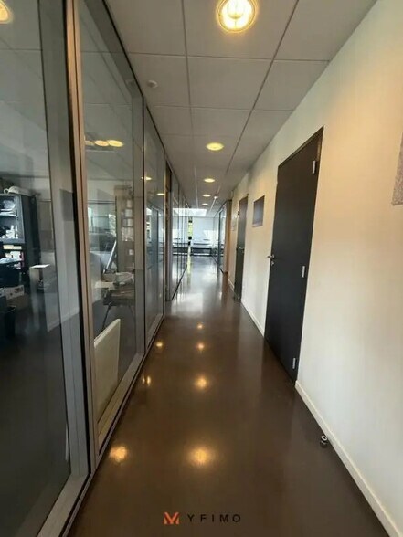 Light Industrial in Élancourt to rent - Interior Photo - Image 3 of 7