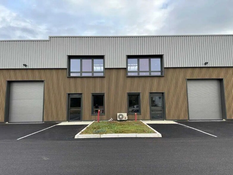 Industrial in Bourgoin-Jallieu for sale - Building Photo - Image 2 of 10