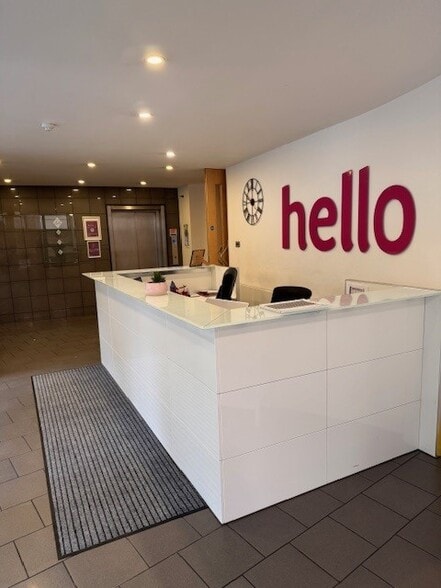 42-44 Clarendon Rd, Watford to rent - Interior Photo - Image 2 of 5