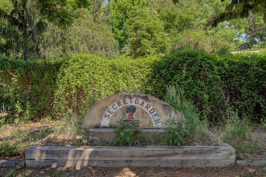 Secret Garden portfolio of 4 properties for sale on LoopNet.co.uk - Building Photo - Image 2 of 45