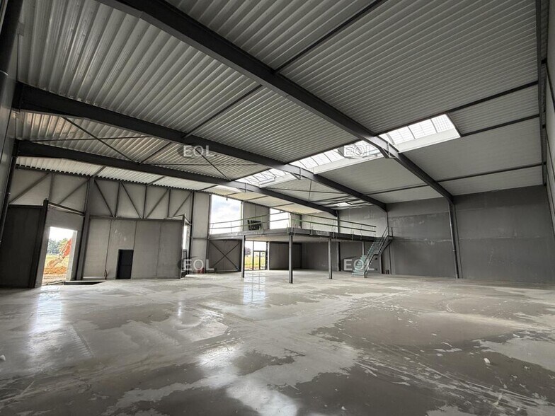 Light Industrial in Le Mesnil-Amelot to rent - Building Photo - Image 1 of 4