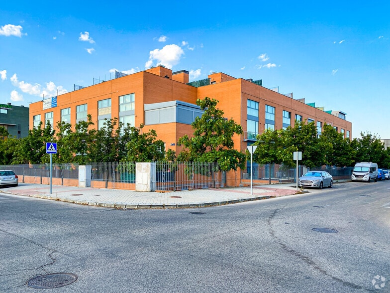 Calle Pedrezuela, 4, Alcorcón, Madrid to rent - Building Photo - Image 1 of 2