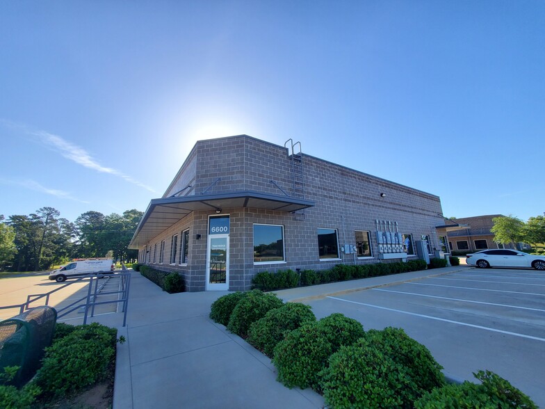 2525 N Frazier St, Conroe, TX for rent - Building Photo - Image 1 of 6