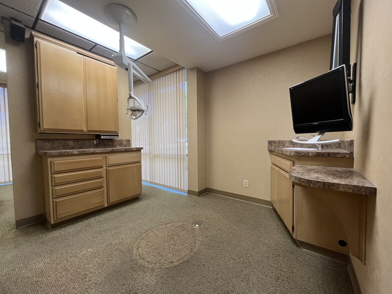 401 Mobil Ave, Camarillo, CA for rent - Interior Photo - Image 3 of 9