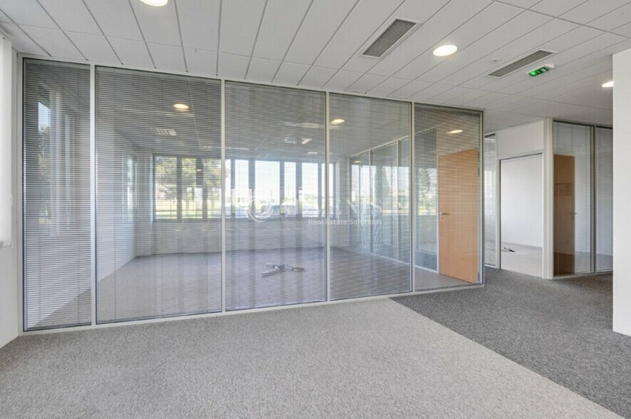 Office in Roissy-en-France to rent - Interior Photo - Image 3 of 8
