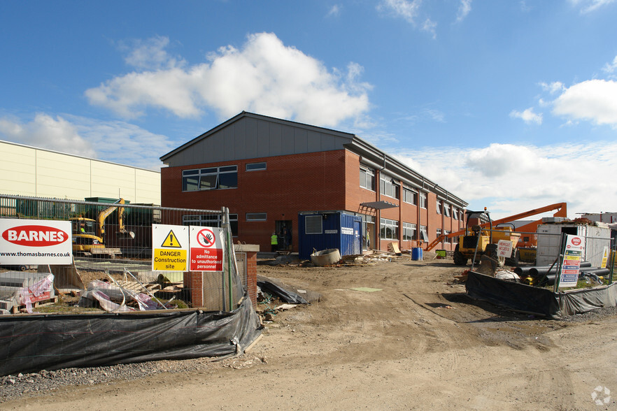 Lynstock Way, Bolton for rent - Building Photo - Image 3 of 5