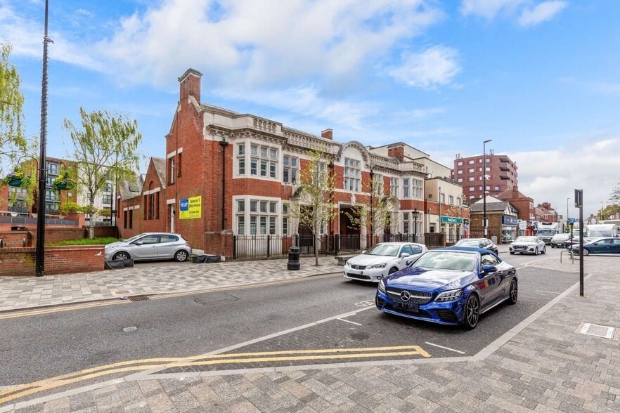 74 High St, Harrow to rent - Building Photo - Image 2 of 7