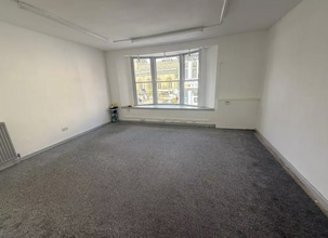 33A Market Pl, Pontefract to rent Interior Photo- Image 1 of 5