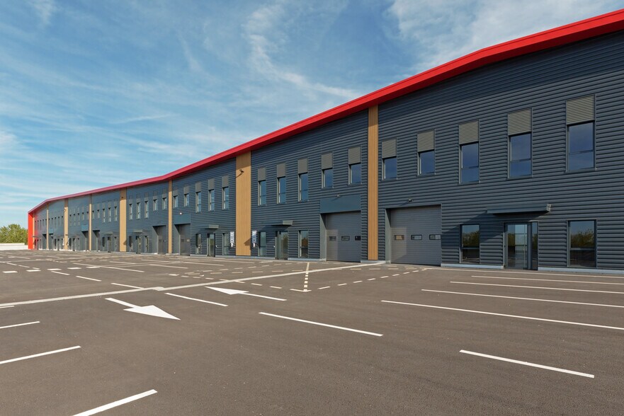 2 Avenue Denis Diderot, Élancourt to rent - Building Photo - Image 2 of 14