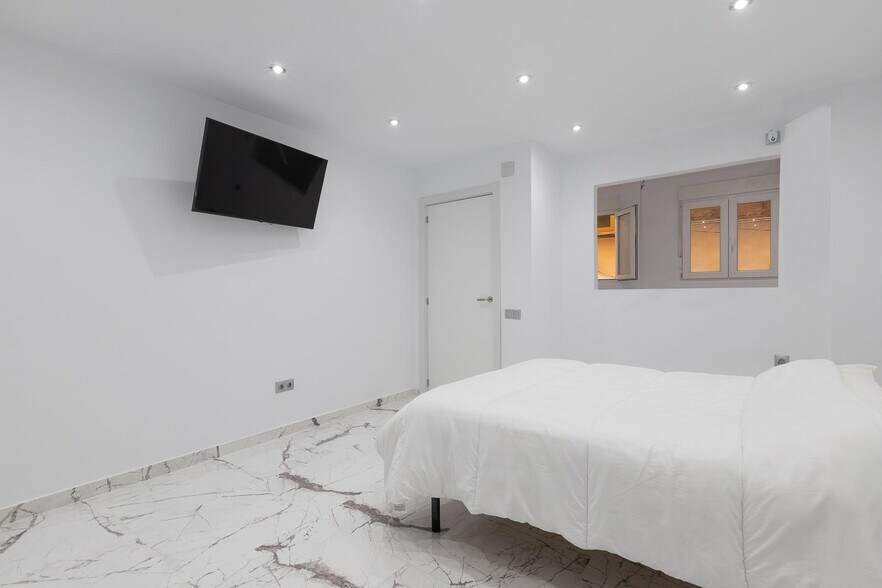 Retail in Fuengirola for sale - Interior Photo - Image 2 of 19