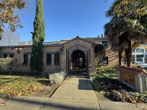 210 NW 17th Ave, Portland, OR for rent Building Photo- Image 1 of 6