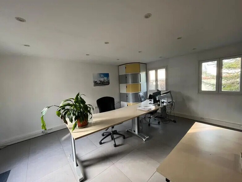 29 Route De Versailles, Champlan to rent - Interior Photo - Image 3 of 8
