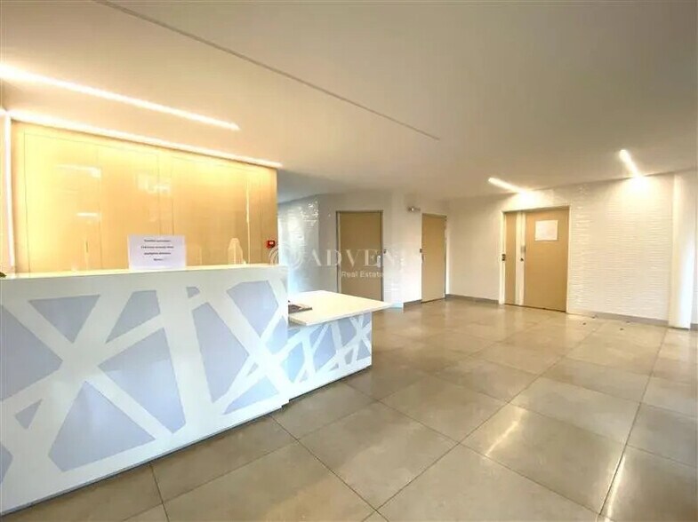 Office in La Garenne-Colombes to rent - Lobby - Image 3 of 11