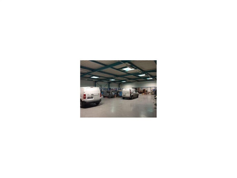 Light Industrial in Tremblay-en-France to rent - Interior Photo - Image 1 of 29