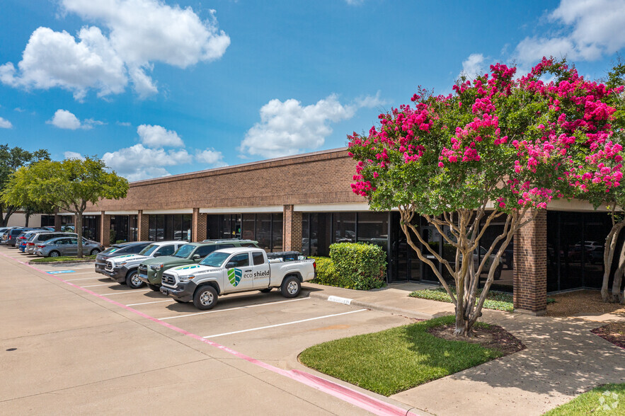 1850 Crown Dr, Dallas, TX for rent - Building Photo - Image 1 of 16