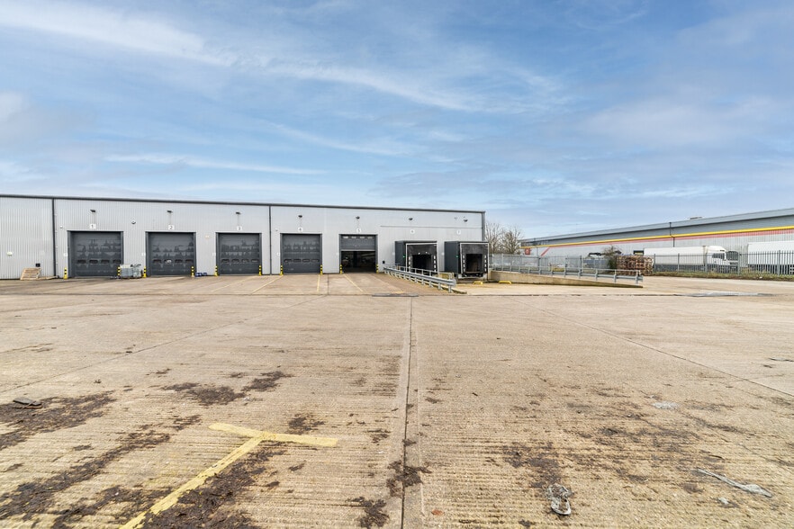 Ravens Way, Northampton to rent - Building Photo - Image 3 of 13