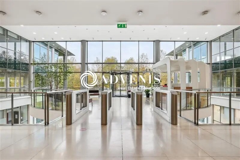Office in Roissy-en-France to rent - Building Photo - Image 2 of 12