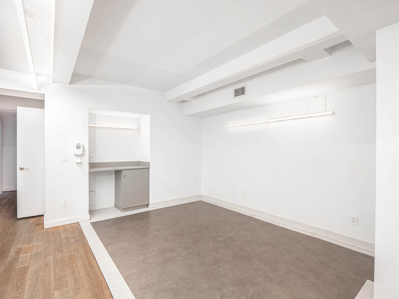 36 E 36th St, New York, NY for rent - Interior Photo - Image 2 of 10