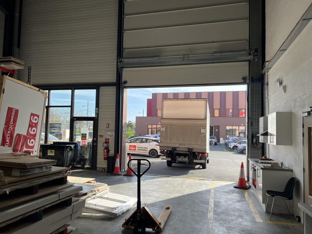 Light Industrial in Tremblay-en-France to rent Interior Photo- Image 1 of 11