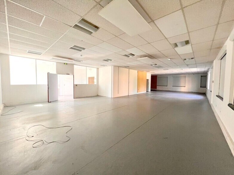 Light Industrial in Montigny-le-Bretonneux to rent - Interior Photo - Image 2 of 14