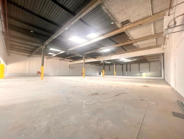 Industrial in Trappes to rent - Interior Photo - Image 3 of 8