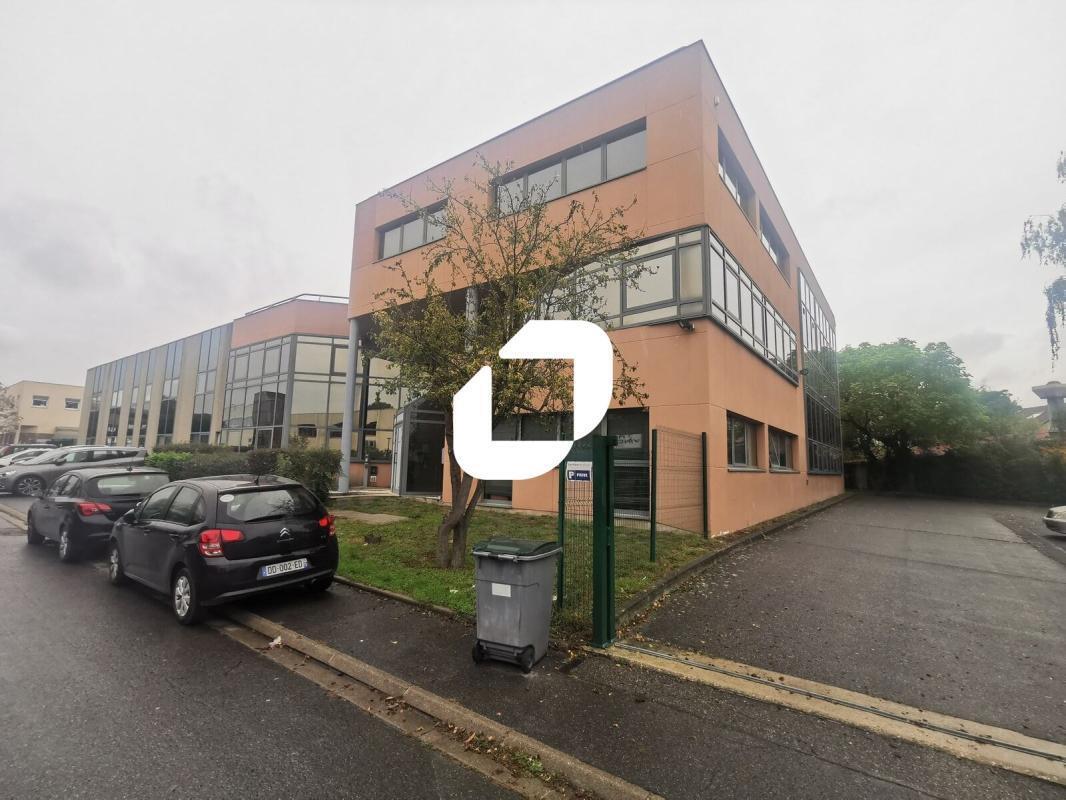 Office in Neuilly-Plaisance to rent Building Photo- Image 1 of 23